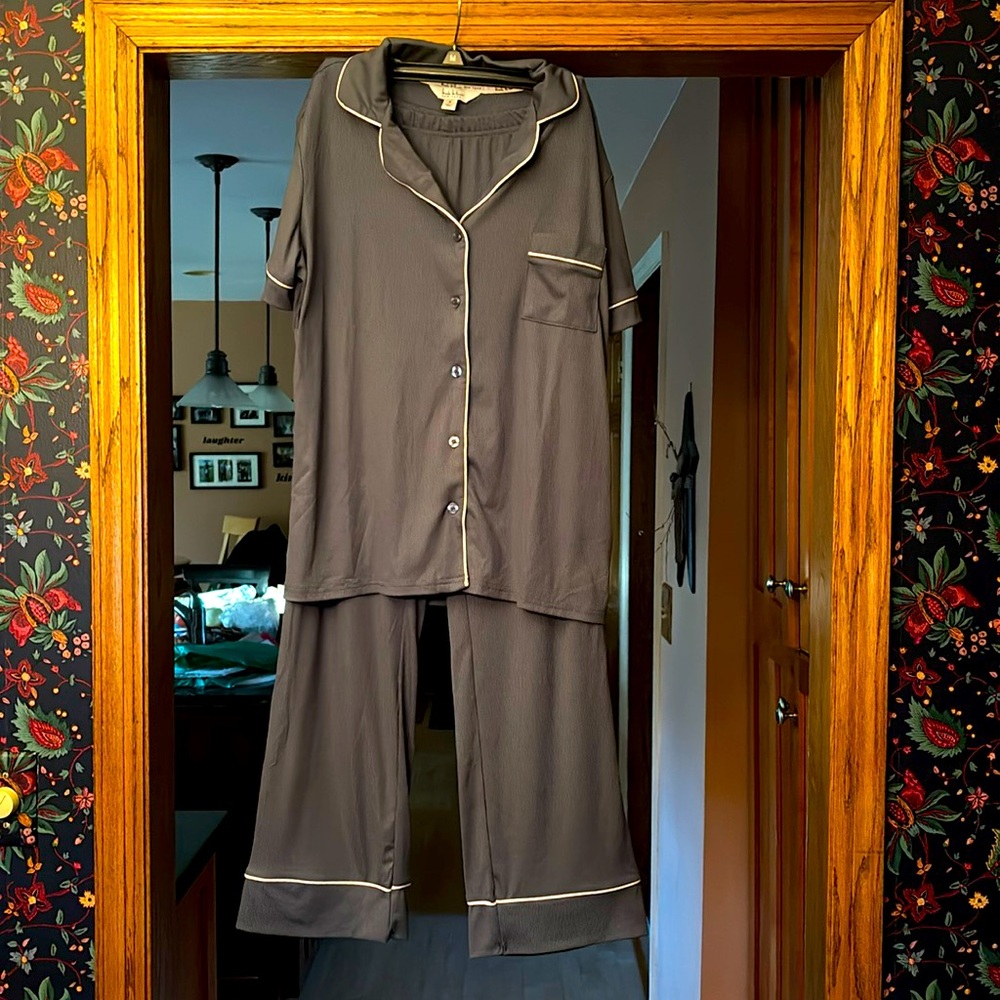 Woman’s 2 piece pajamas size smalll